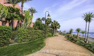 Atractivo y espacioso apartamento en un exclusivo complejo frente al mar en venta, entre Marbella y Estepona. 11788 