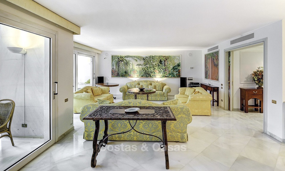Apartamento de lujo en segunda línea de playa en un exclusivo complejo en venta, en el centro de Marbella 11857