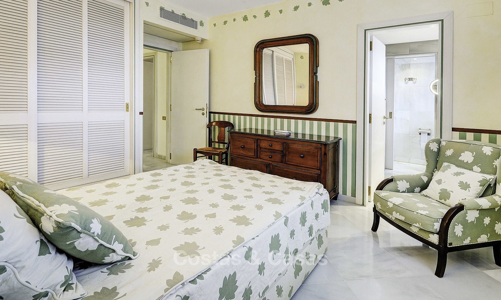 Apartamento de lujo en segunda línea de playa en un exclusivo complejo en venta, en el centro de Marbella 11859