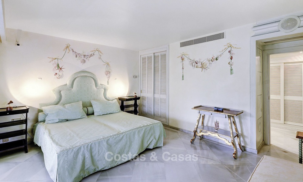 Apartamento de lujo en segunda línea de playa en un exclusivo complejo en venta, en el centro de Marbella 11862