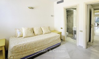 Apartamento de lujo en segunda línea de playa en un exclusivo complejo en venta, en el centro de Marbella 11864 