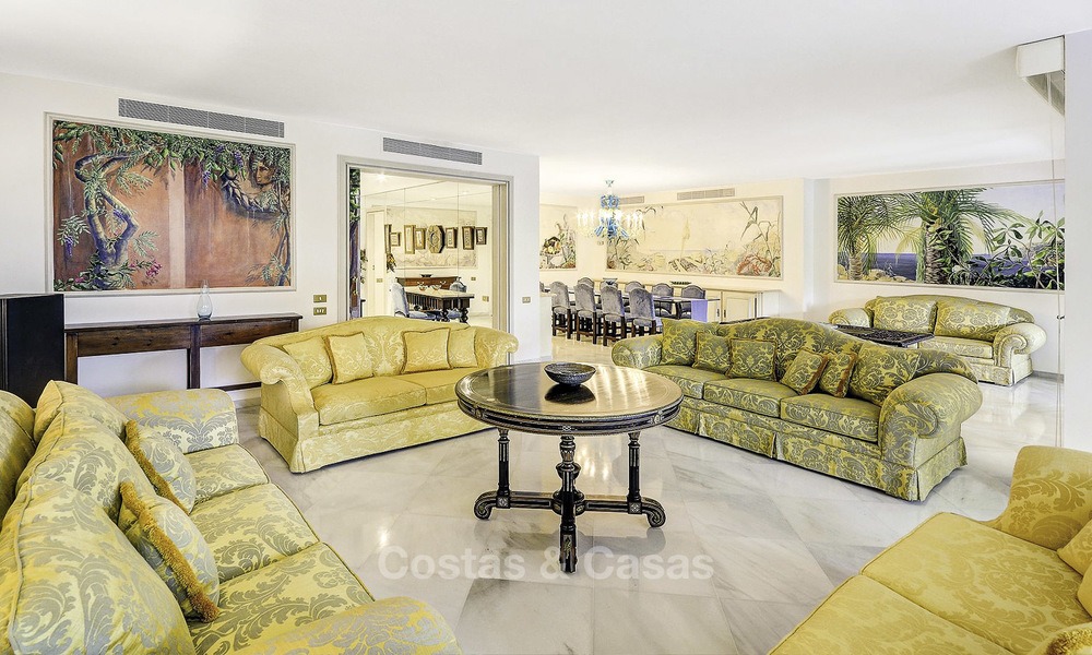 Apartamento de lujo en segunda línea de playa en un exclusivo complejo en venta, en el centro de Marbella 11866