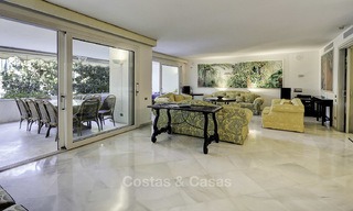 Apartamento de lujo en segunda línea de playa en un exclusivo complejo en venta, en el centro de Marbella 11870 