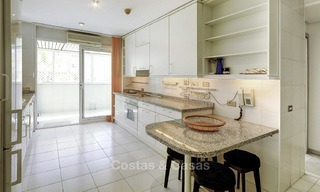 Apartamento de lujo en segunda línea de playa en un exclusivo complejo en venta, en el centro de Marbella 11878 