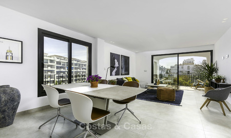 Apartamentos de lujo totalmente renovados a la orilla de la playa, listos para mudarse, en el centro de Puerto Banús - Marbella 11895