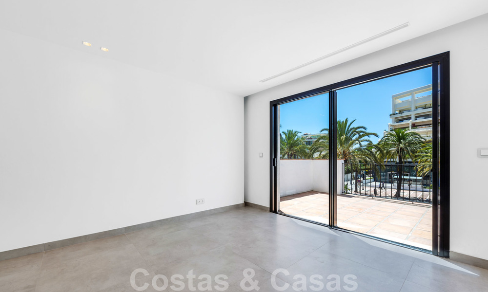Apartamentos de lujo totalmente renovados a la orilla de la playa, listos para mudarse, en el centro de Puerto Banús - Marbella 28165