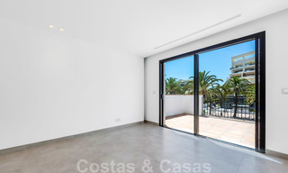 Apartamentos de lujo totalmente renovados a la orilla de la playa, listos para mudarse, en el centro de Puerto Banús - Marbella 28165 