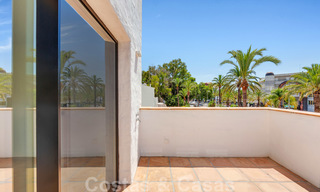 Apartamentos de lujo totalmente renovados a la orilla de la playa, listos para mudarse, en el centro de Puerto Banús - Marbella 28166 
