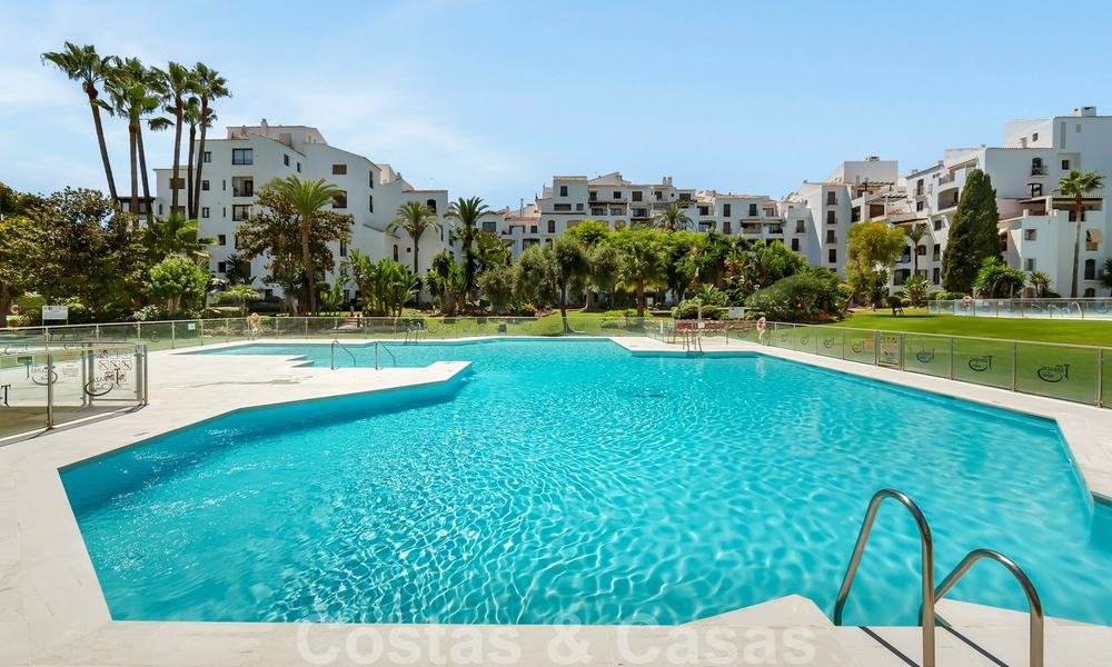 Apartamentos de lujo totalmente renovados a la orilla de la playa, listos para mudarse, en el centro de Puerto Banús - Marbella 28167