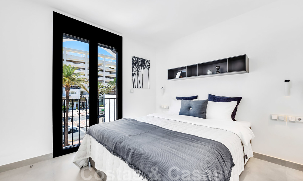 Apartamentos de lujo totalmente renovados a la orilla de la playa, listos para mudarse, en el centro de Puerto Banús - Marbella 28170