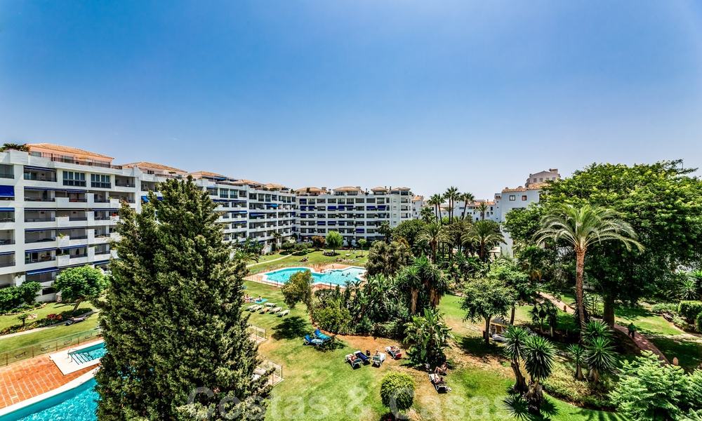Apartamentos de lujo totalmente renovados a la orilla de la playa, listos para mudarse, en el centro de Puerto Banús - Marbella 28172