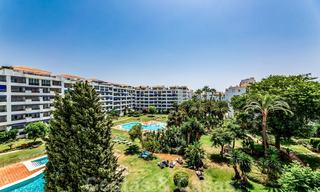 Apartamentos de lujo totalmente renovados a la orilla de la playa, listos para mudarse, en el centro de Puerto Banús - Marbella 28172 