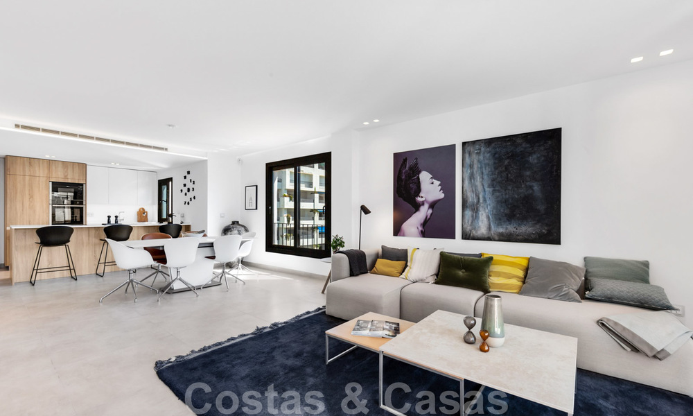 Apartamentos de lujo totalmente renovados a la orilla de la playa, listos para mudarse, en el centro de Puerto Banús - Marbella 28173