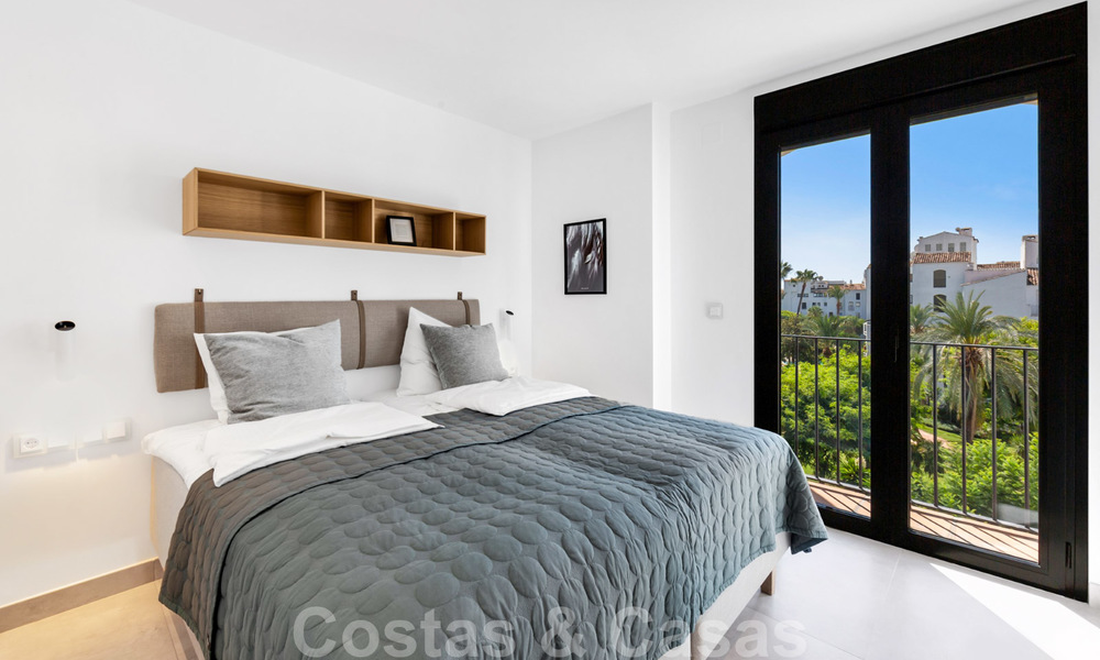 Apartamentos de lujo totalmente renovados a la orilla de la playa, listos para mudarse, en el centro de Puerto Banús - Marbella 28174