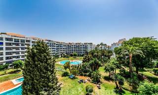 Apartamentos de lujo totalmente renovados a la orilla de la playa, listos para mudarse, en el centro de Puerto Banús - Marbella 28181 