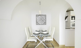 Casa adosada totalmente renovada en venta en una urbanización frente al mar en la Nueva Milla de Oro - Estepona - Marbella 11994 