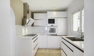 Casa adosada totalmente renovada en venta en una urbanización frente al mar en la Nueva Milla de Oro - Estepona - Marbella 11997 