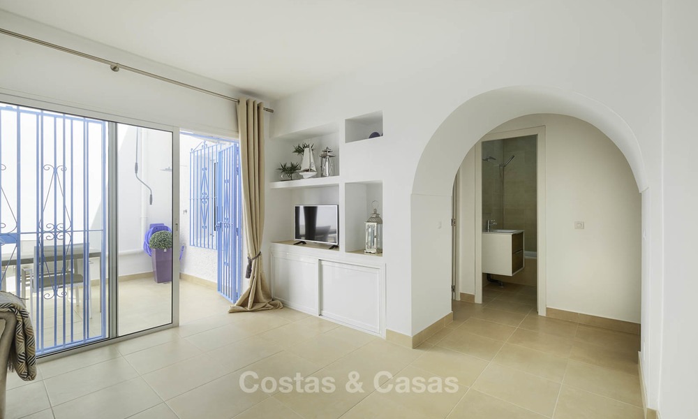Casa adosada totalmente renovada en venta en una urbanización frente al mar en la Nueva Milla de Oro - Estepona - Marbella 12004