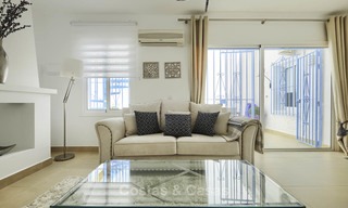 Casa adosada totalmente renovada en venta en una urbanización frente al mar en la Nueva Milla de Oro - Estepona - Marbella 12005 