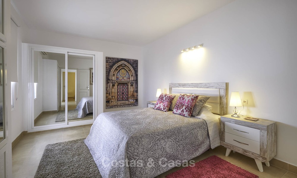 Casa adosada totalmente renovada en venta en una urbanización frente al mar en la Nueva Milla de Oro - Estepona - Marbella 12006