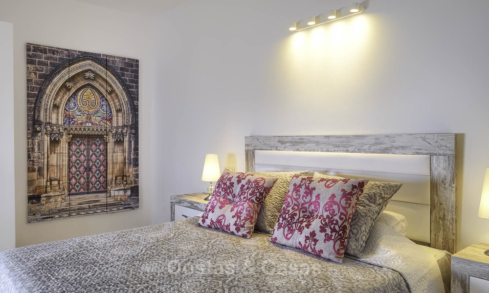 Casa adosada totalmente renovada en venta en una urbanización frente al mar en la Nueva Milla de Oro - Estepona - Marbella 12007