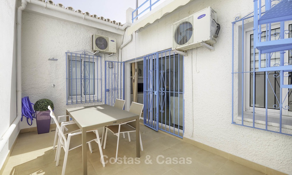 Casa adosada totalmente renovada en venta en una urbanización frente al mar en la Nueva Milla de Oro - Estepona - Marbella 12010