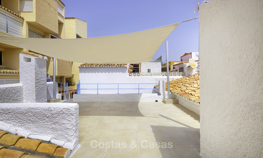 Casa adosada totalmente renovada en venta en una urbanización frente al mar en la Nueva Milla de Oro - Estepona - Marbella 12012