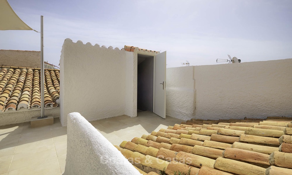 Casa adosada totalmente renovada en venta en una urbanización frente al mar en la Nueva Milla de Oro - Estepona - Marbella 12013