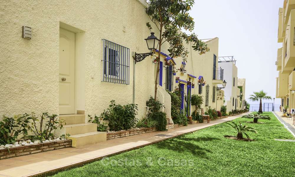Casa adosada totalmente renovada en venta en una urbanización frente al mar en la Nueva Milla de Oro - Estepona - Marbella 12014