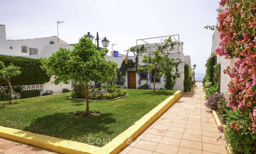 Casa adosada totalmente renovada en venta en una urbanización frente al mar en la Nueva Milla de Oro - Estepona - Marbella 12015