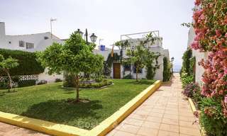 Casa adosada totalmente renovada en venta en una urbanización frente al mar en la Nueva Milla de Oro - Estepona - Marbella 12015 