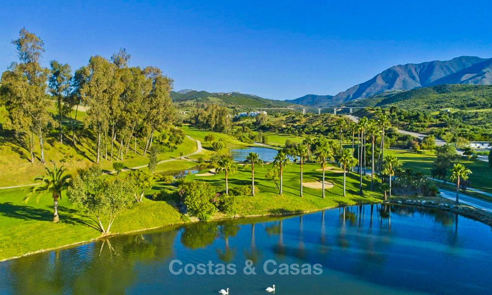 Preciosas y modernas villas de golf en venta en Estepona 12187