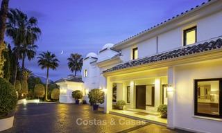 Excepcional villa de lujo con increíbles vistas al golf y al mar en venta en el corazón de Nueva Andalucía - Marbella 12100 