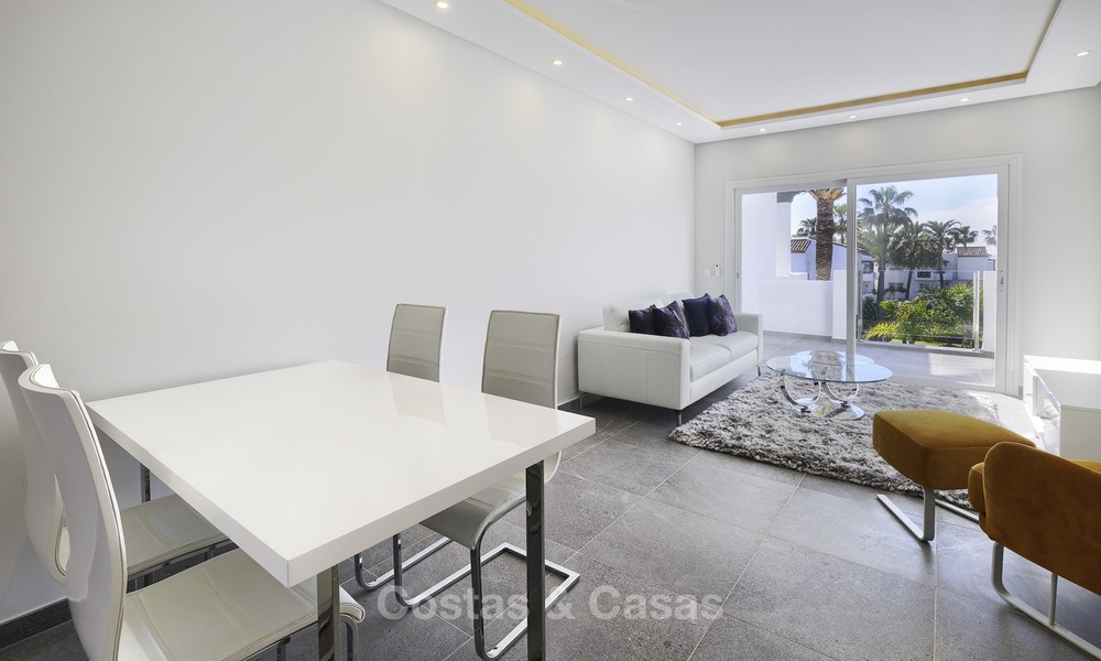 Moderno apartamento totalmente renovado en un complejo frente al mar en venta, Nueva Milla de Oro, entre Marbella y Estepona 12222