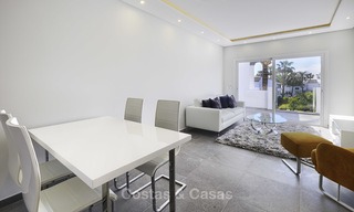 Moderno apartamento totalmente renovado en un complejo frente al mar en venta, Nueva Milla de Oro, entre Marbella y Estepona 12222 