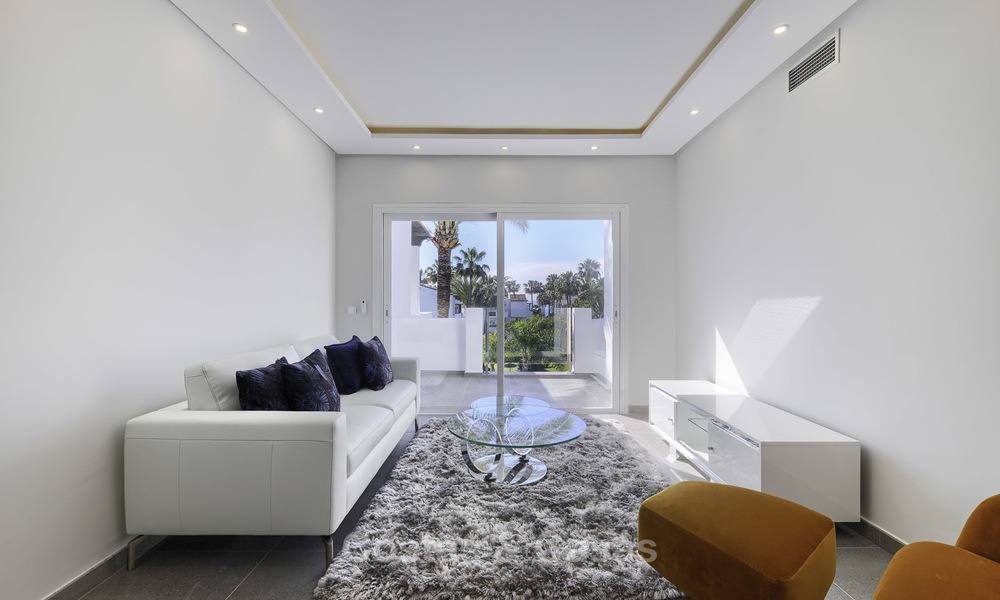 Moderno apartamento totalmente renovado en un complejo frente al mar en venta, Nueva Milla de Oro, entre Marbella y Estepona 12223