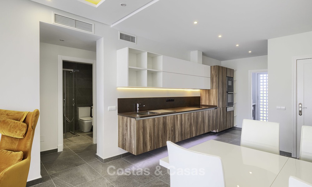 Moderno apartamento totalmente renovado en un complejo frente al mar en venta, Nueva Milla de Oro, entre Marbella y Estepona 12224