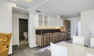 Moderno apartamento totalmente renovado en un complejo frente al mar en venta, Nueva Milla de Oro, entre Marbella y Estepona 12224 
