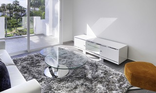 Moderno apartamento totalmente renovado en un complejo frente al mar en venta, Nueva Milla de Oro, entre Marbella y Estepona 12225 