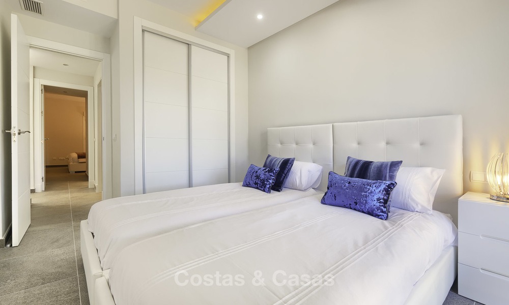 Moderno apartamento totalmente renovado en un complejo frente al mar en venta, Nueva Milla de Oro, entre Marbella y Estepona 12227