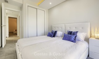 Moderno apartamento totalmente renovado en un complejo frente al mar en venta, Nueva Milla de Oro, entre Marbella y Estepona 12227 