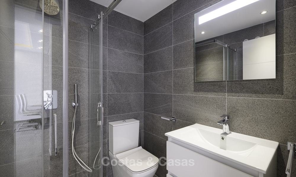 Moderno apartamento totalmente renovado en un complejo frente al mar en venta, Nueva Milla de Oro, entre Marbella y Estepona 12228