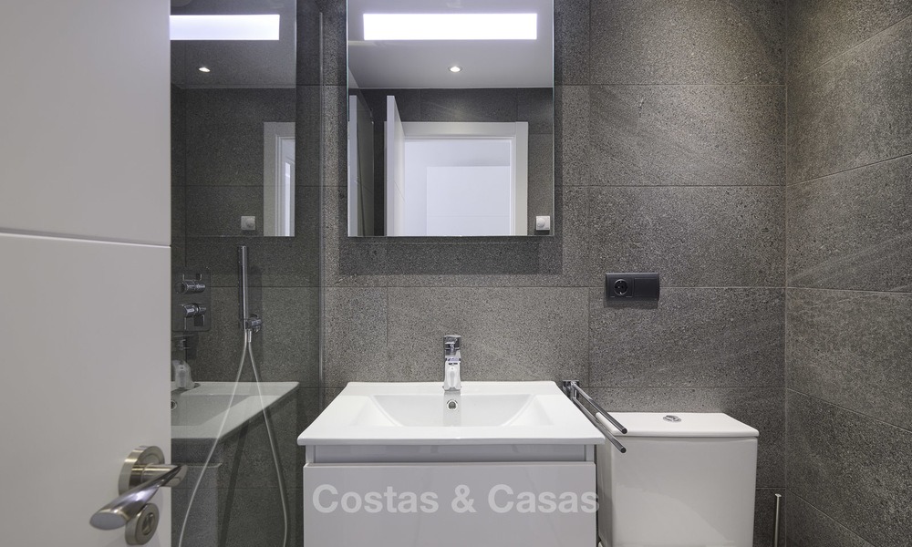 Moderno apartamento totalmente renovado en un complejo frente al mar en venta, Nueva Milla de Oro, entre Marbella y Estepona 12229