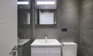 Moderno apartamento totalmente renovado en un complejo frente al mar en venta, Nueva Milla de Oro, entre Marbella y Estepona 12229 