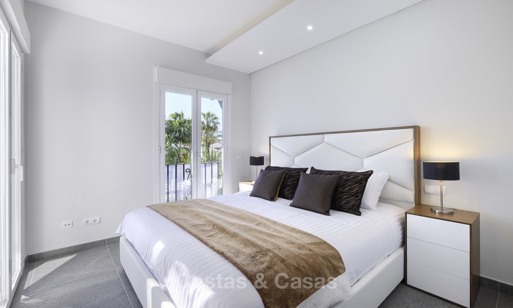 Moderno apartamento totalmente renovado en un complejo frente al mar en venta, Nueva Milla de Oro, entre Marbella y Estepona 12231