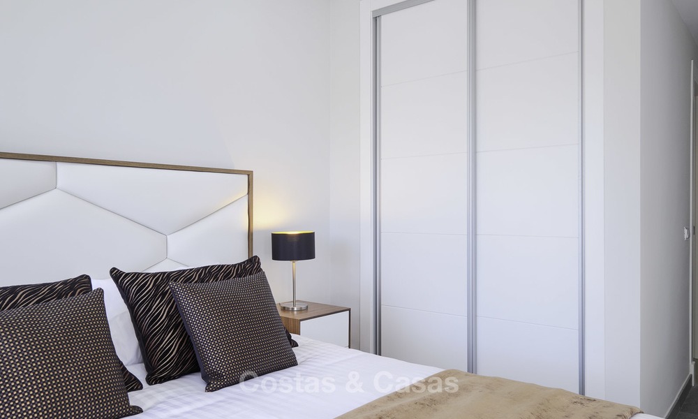 Moderno apartamento totalmente renovado en un complejo frente al mar en venta, Nueva Milla de Oro, entre Marbella y Estepona 12232