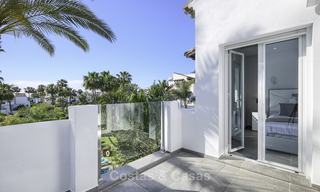 Moderno apartamento totalmente renovado en un complejo frente al mar en venta, Nueva Milla de Oro, entre Marbella y Estepona 12233 