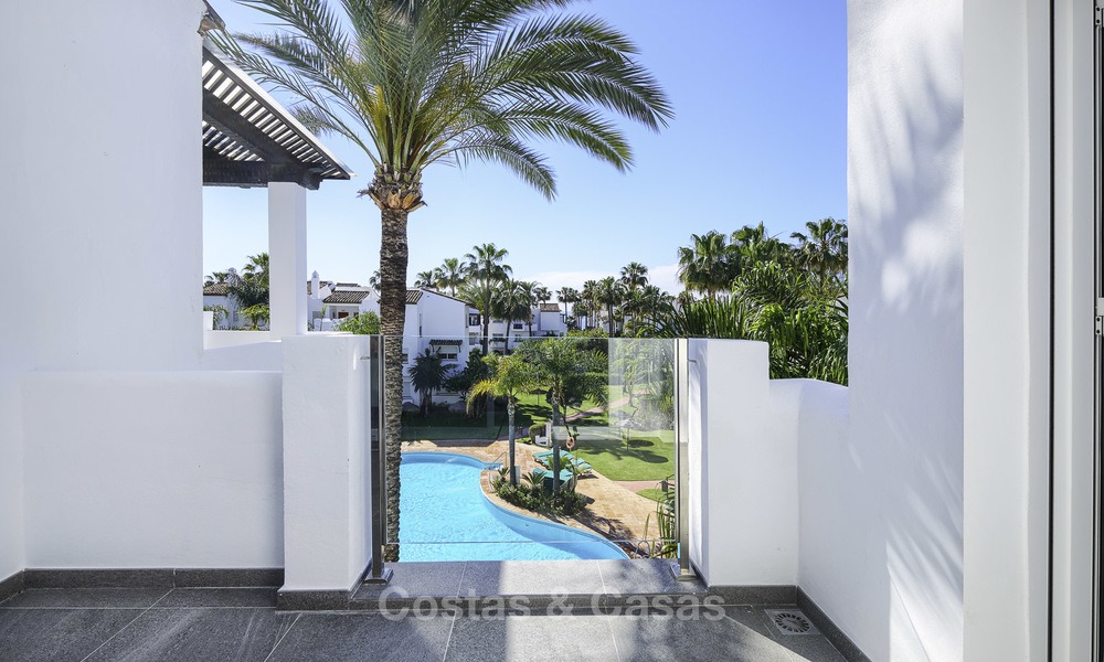 Moderno apartamento totalmente renovado en un complejo frente al mar en venta, Nueva Milla de Oro, entre Marbella y Estepona 12234