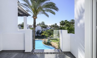 Moderno apartamento totalmente renovado en un complejo frente al mar en venta, Nueva Milla de Oro, entre Marbella y Estepona 12234 