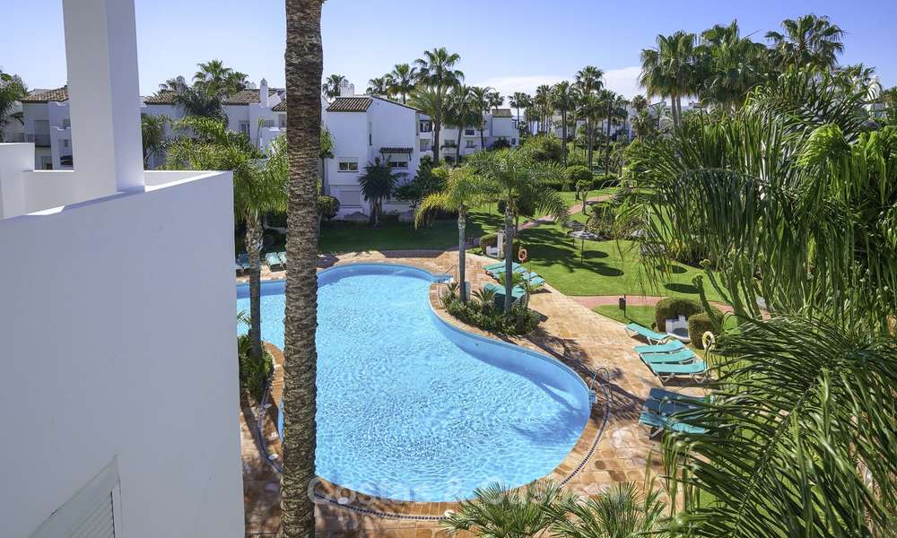 Moderno apartamento totalmente renovado en un complejo frente al mar en venta, Nueva Milla de Oro, entre Marbella y Estepona 12235